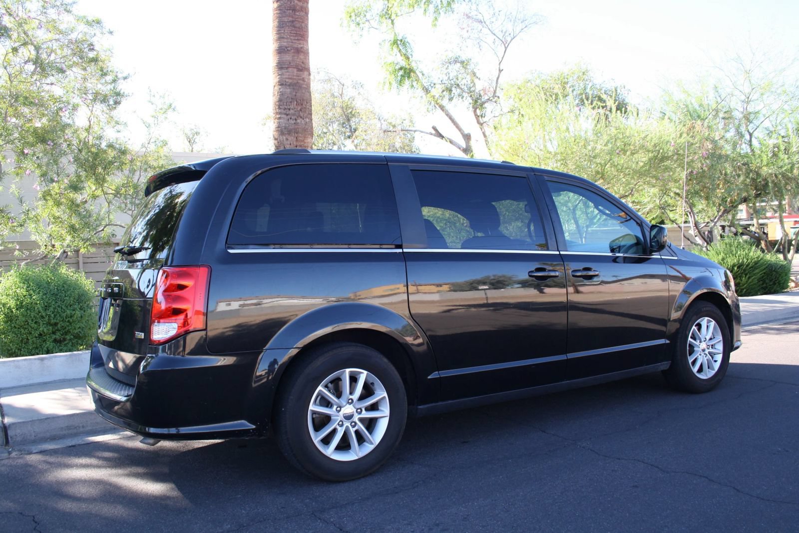 Used 2019 Dodge Grand Caravan SXT FWD image 2