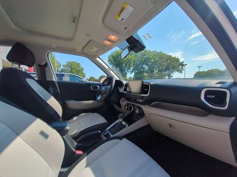 Used 2025 Hyundai Venue SEL FWD image 31