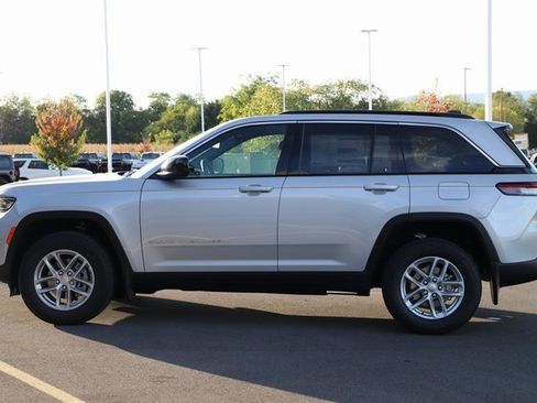 New 2025 Jeep Grand Cherokee 4WD image 3