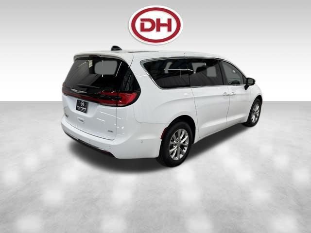Used 2025 Chrysler Pacifica Select AWD/4WD image 12