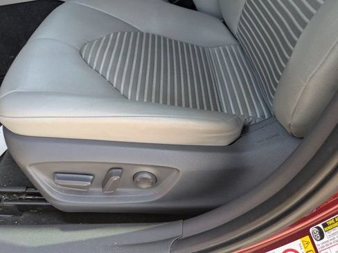 Used 2018 Toyota Camry SE FWD image 18