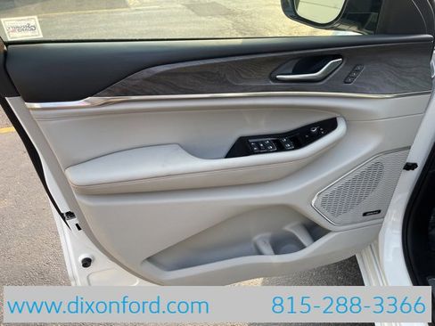 Used 2023 Jeep Grand Cherokee Overland image 24