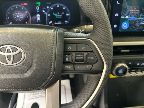 Used 2025 Toyota Tacoma Limited AWD/4WD image 23