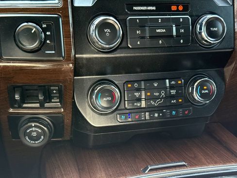 Used 2020 Ford F350 Lariat w/ Lariat Ultimate Package AWD/4WD image 27