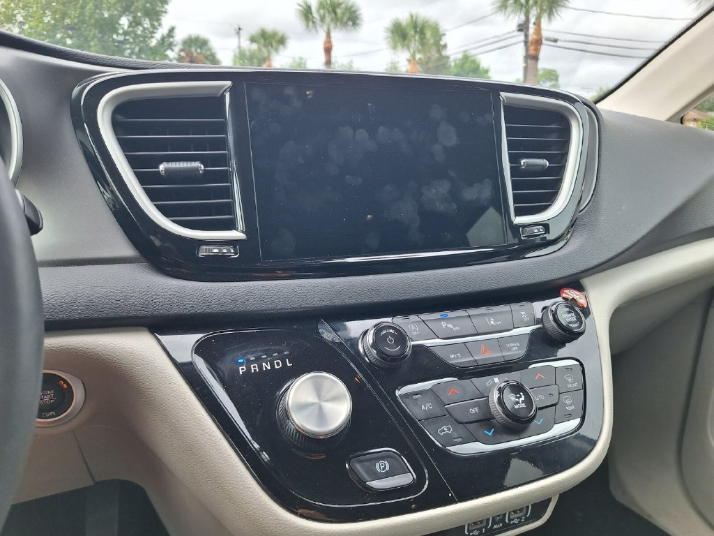 Used 2024 Chrysler Pacifica Touring-L FWD image 9