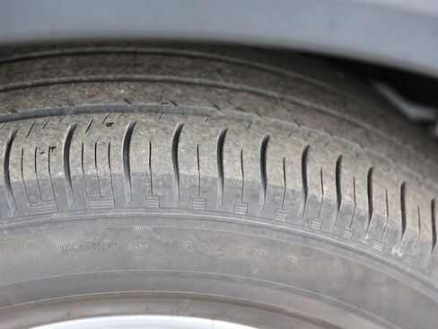 Used 2022 Ford Explorer XLT w/ Equipment Group 202A image 12