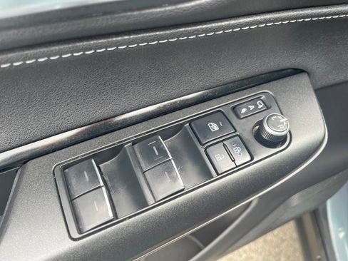 Used 2022 Toyota Venza LE AWD/4WD image 12