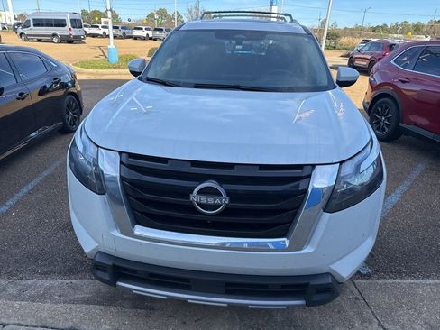Used 2025 Nissan Pathfinder Platinum image 2