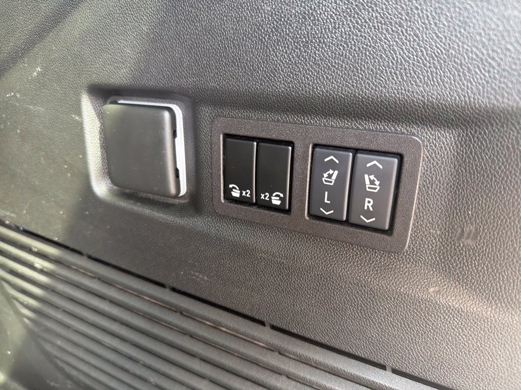 Used 2024 GMC Yukon AT4 AWD/4WD image 37