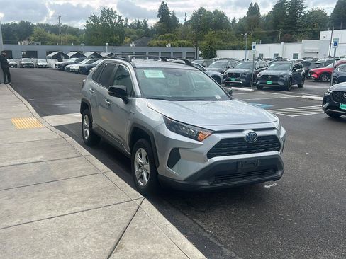Used 2019 Toyota RAV4 LE w/ Carpet Mat Package AWD/4WD image 4