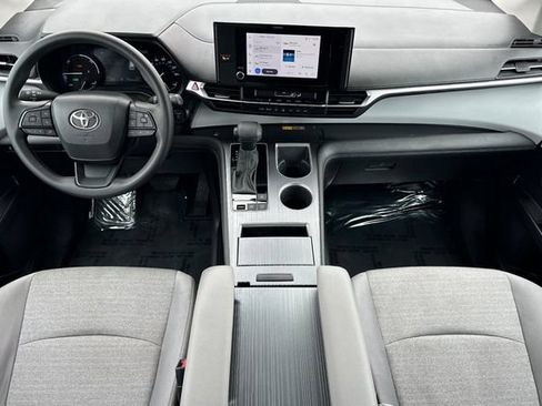 Used 2025 Toyota Sienna LE FWD image 17