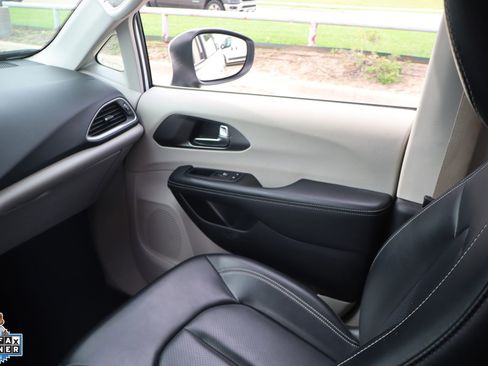 Used 2023 Chrysler Pacifica Touring-L FWD image 24