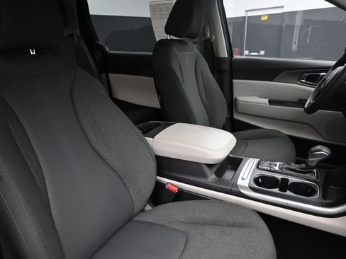 Used 2023 Kia Carnival LX FWD image 28