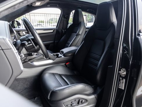 Used 2023 Porsche Cayenne Turbo S AWD/4WD image 5