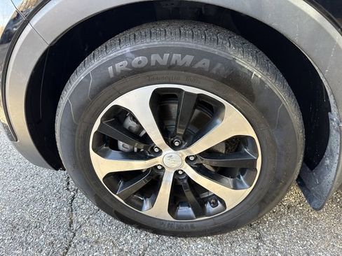 Used 2017 Kia Sorento EX image 3