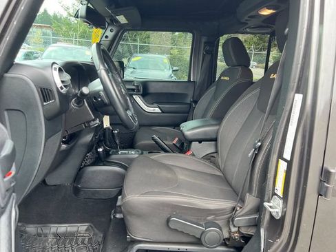 Used 2014 Jeep Wrangler Unlimited Sahara w/ Connectivity Group AWD/4WD image 15