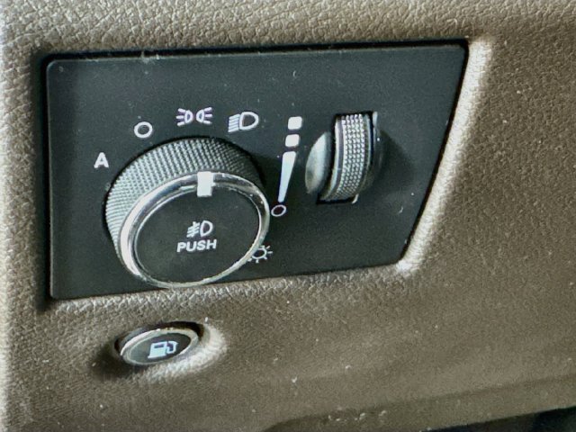 Used 2018 Jeep Grand Cherokee Overland AWD/4WD image 13