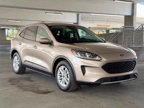 Used 2020 Ford Escape SE FWD image 3