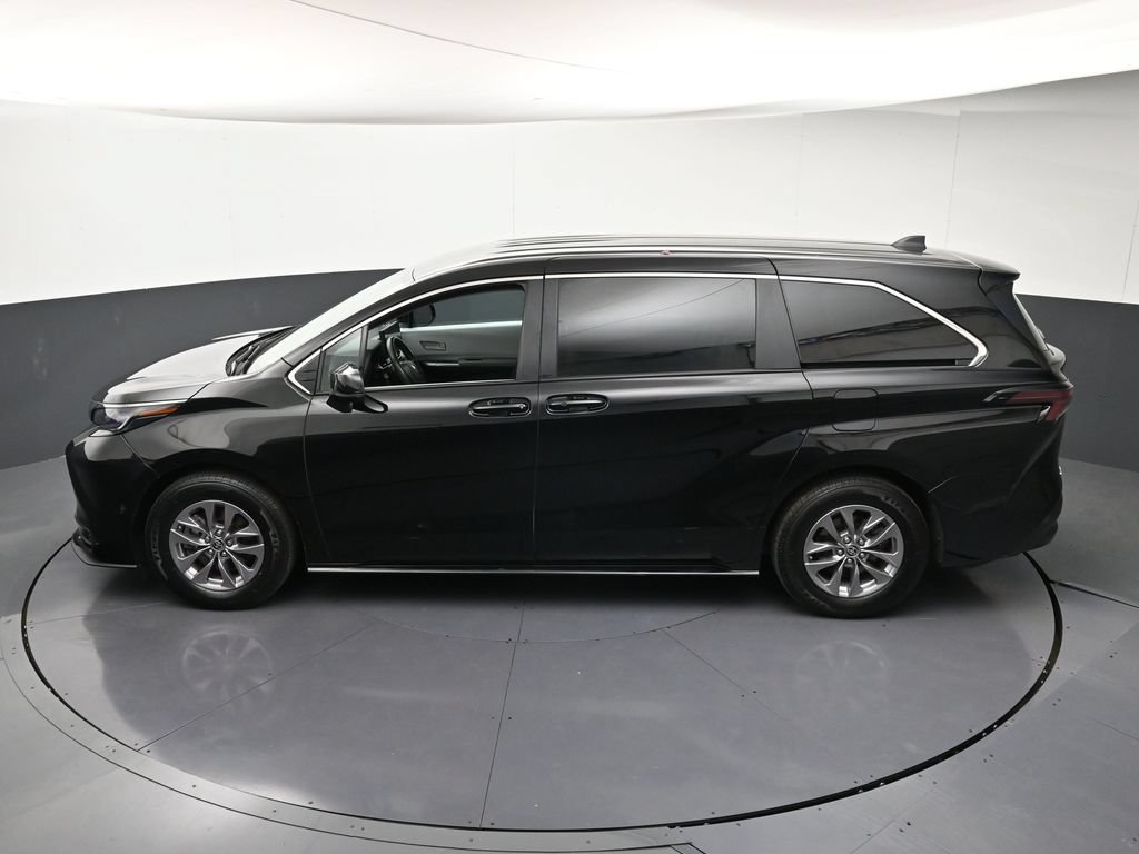 Used 2025 Toyota Sienna LE AWD/4WD image 18