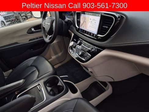 Used 2024 Chrysler Pacifica Limited FWD image 13