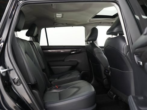 Used 2024 Toyota Highlander Limited AWD/4WD image 12
