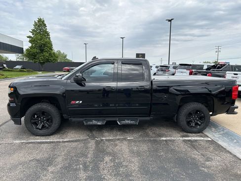 Used 2018 Chevrolet Silverado 1500 LT w/ Midnight Edition AWD/4WD image 3