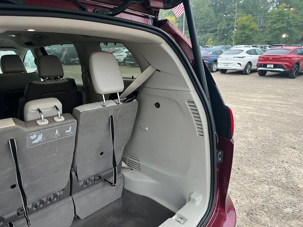 Used 2019 Chrysler Pacifica Touring-L FWD image 12