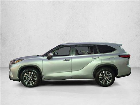 Used 2023 Toyota Highlander XLE FWD image 9