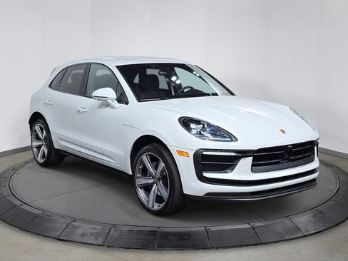 Certified 2025 Porsche Macan AWD/4WD image 9