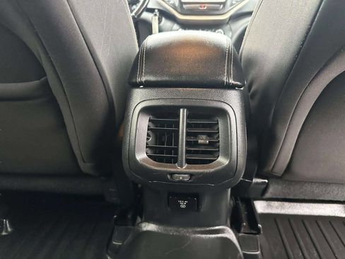 Used 2016 Jeep Cherokee Latitude image 17