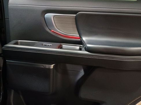 Used 2025 Ford Expedition Platinum image 23