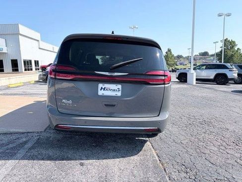 Used 2023 Chrysler Pacifica Touring-L FWD image 7