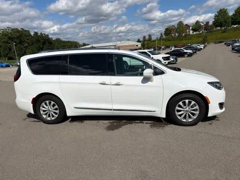 Used 2019 Chrysler Pacifica Touring-L FWD image 6