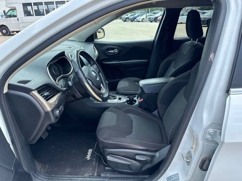Used 2017 Jeep Cherokee Latitude FWD image 15