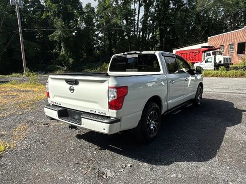 Used 2021 Nissan Titan SV w/ SV Convenience Package image 5