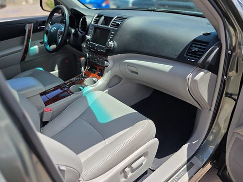 Used 2012 Toyota Highlander Limited w/ Tow Pkg FWD image 10