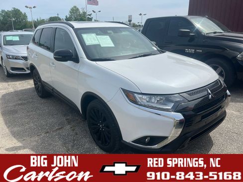 Used 2020 Mitsubishi Outlander LE image 1