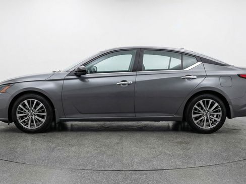 Used 2025 Nissan Altima 2.5 SV image 5
