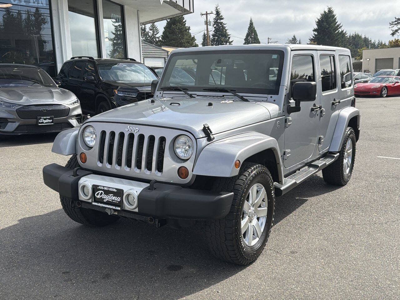 Used 2013 Jeep Wrangler Unlimited Sahara w/ Connectivity Group AWD/4WD image 1
