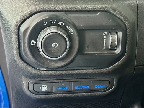 Used 2023 Jeep Wrangler Unlimited Sahara w/ Cold Weather Group AWD/4WD image 16