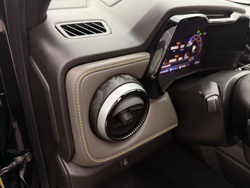 Used 2024 Chevrolet Colorado ZR2 w/ ZR2 Convenience Package III AWD/4WD image 46
