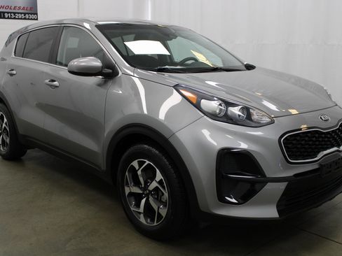Used 2022 Kia Sportage LX image 3