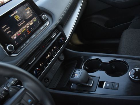 Used 2025 Nissan Rogue SV image 23