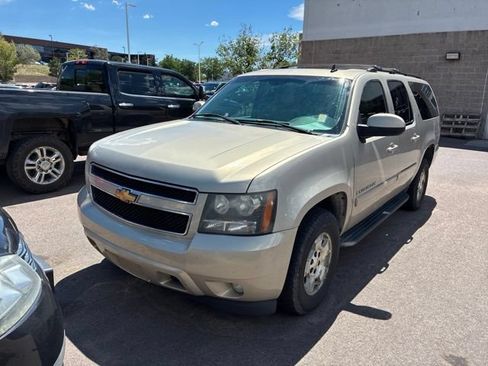 Used 2007 Chevrolet Suburban LT w/ LT Preferred Equipment Group AWD/4WD image 2