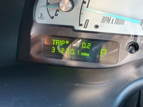 Used 2002 Ford Thunderbird image 31