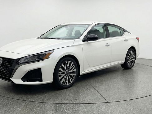 Used 2025 Nissan Altima 2.5 SV FWD image 3