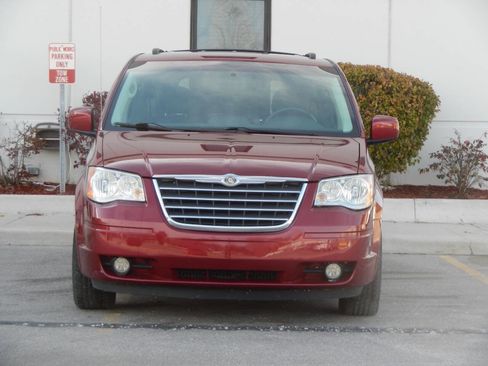 Used 2010 Chrysler Town & Country Touring Plus image 7