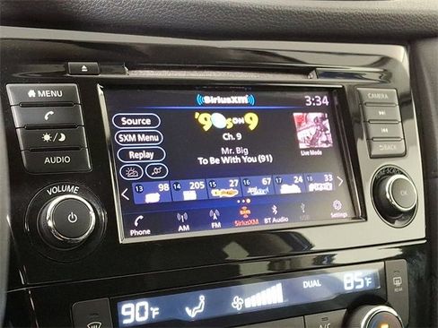 Used 2018 Nissan Rogue SV image 3