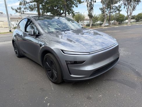 Used 2026 Tesla Model Y Long Range AWD/4WD image 2