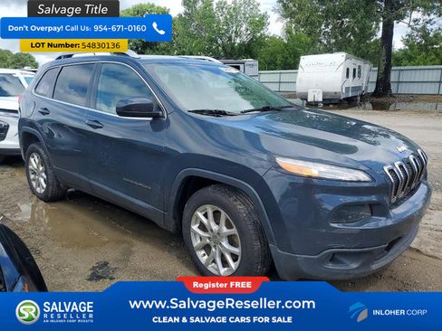 Used 2018 Jeep Cherokee Latitude Plus w/ Cold Weather Group FWD image 5